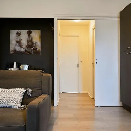 One Bedroom Near Tramway & Shops *